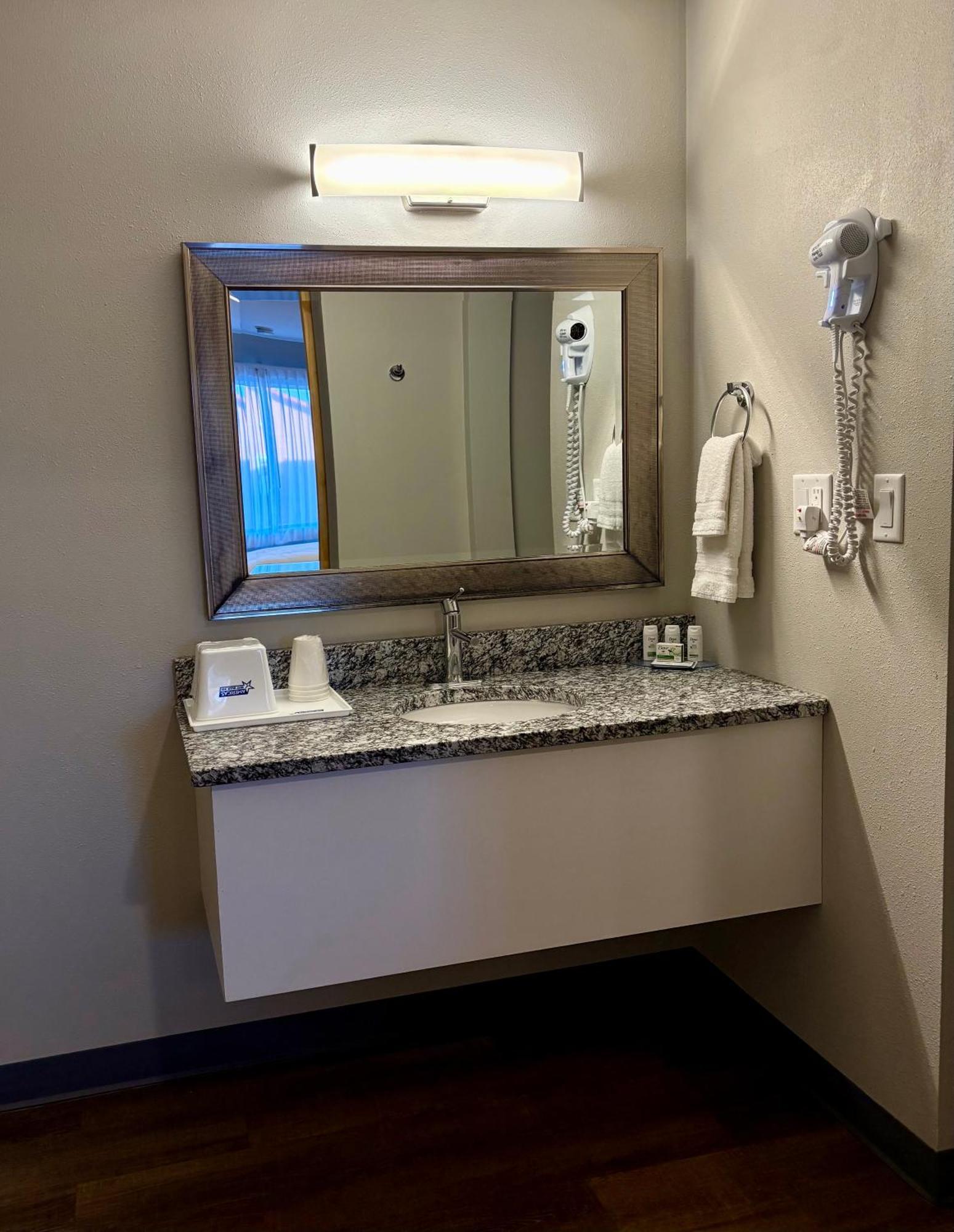 Americas Best Value Inn Wall Zewnętrze zdjęcie