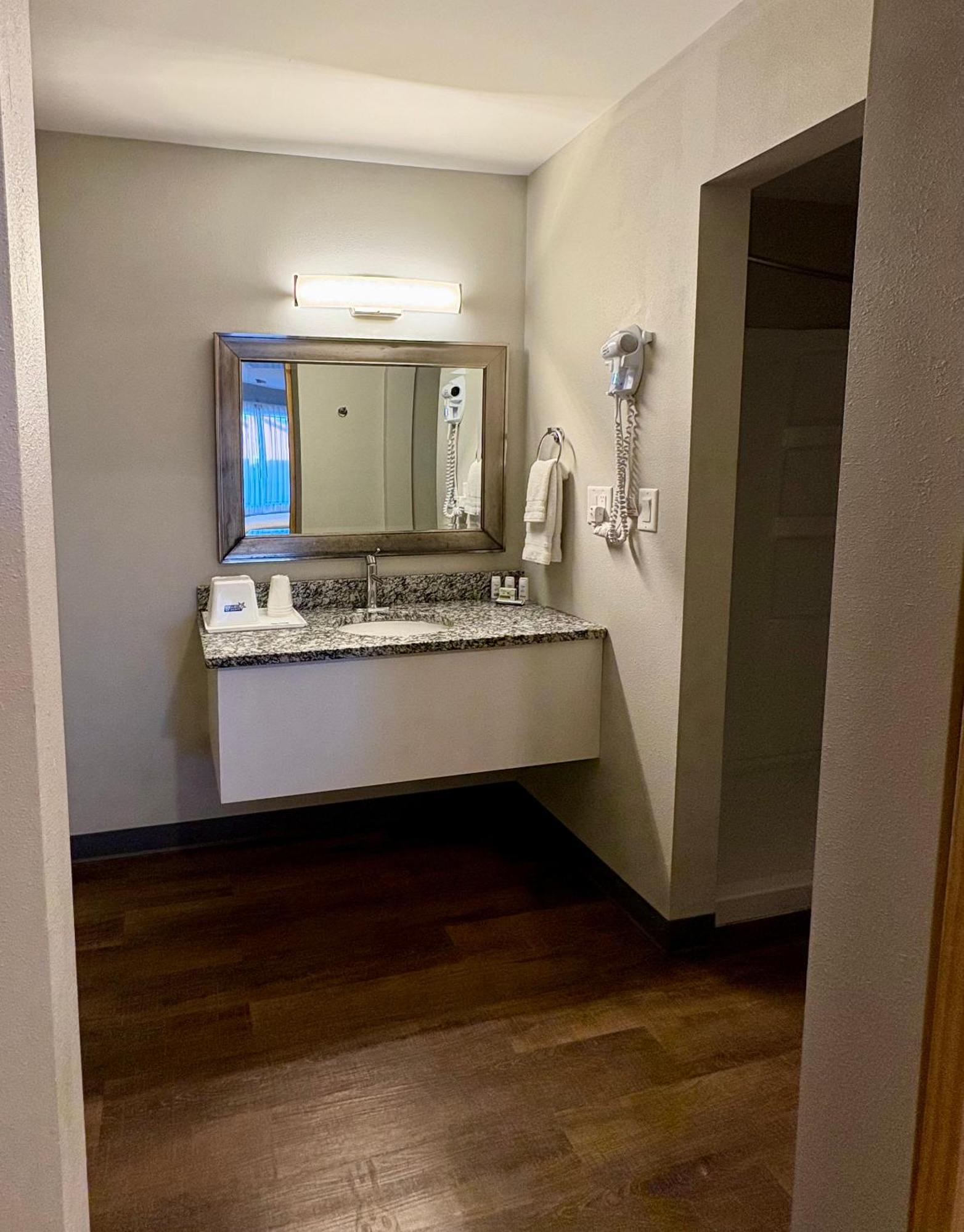 Americas Best Value Inn Wall Zewnętrze zdjęcie